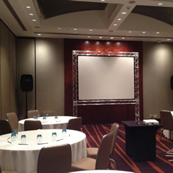 locação de equipamentos eletrônicos, aluguel de data show, aluguel de telão, local para eventos, telas de projeção, caixas de som, iluminação, som, data-show, projetores, microfones, telão, plasma, monitores de vídeo, informática, notebook, laptop, impressora, painel de led, PA, locação de LCD, eventos, formaturas, aniversários, confraternizações, reuniões, palestras, festas, convenções, feiras, iluminação para reveillon, iluminação para natal, iluminação para bodas, iluminação para  casamento, iluminação para debutantes, iluminação para baile, Box Truss, Q15, Q30, Q50, Locação de box truss, aluguel de box truss, box truss q30, box truss q15, aluguel de box trus