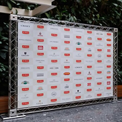 locação de equipamentos eletrônicos, aluguel de data show, aluguel de telão, local para eventos, telas de projeção, caixas de som, iluminação, som, data-show, projetores, microfones, telão, plasma, monitores de vídeo, informática, notebook, laptop, impressora, painel de led, PA, locação de LCD, eventos, formaturas, aniversários, confraternizações, reuniões, palestras, festas, convenções, feiras, iluminação para reveillon, iluminação para natal, iluminação para bodas, iluminação para  casamento, iluminação para debutantes, iluminação para baile, Box Truss, Q15, Q30, Q50, Locação de box truss, aluguel de box truss, box truss q30, box truss q15, aluguel de box trus